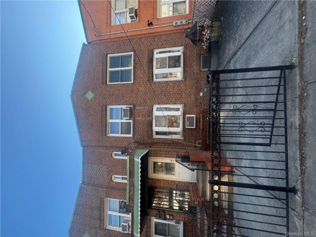  2 BR,  2.00 BTH &nbsp;Other style home in Astoria