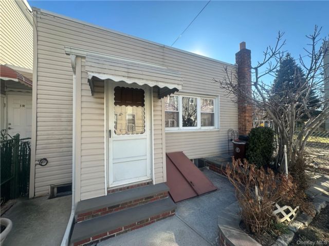  1 BR,  1.00 BTH &nbsp;Cottage style home in Astoria