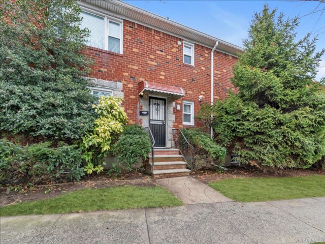  6 BR,  2.00 BTH &nbsp;Colonial style home in Ozone Park