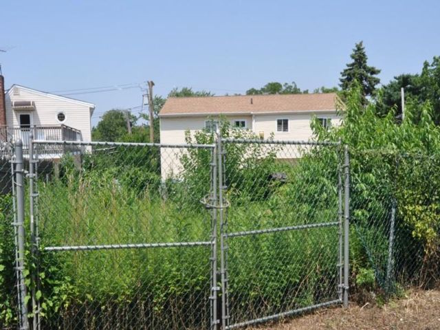 Lot <b>Size:</b>  &nbsp;House style home in Rosedale