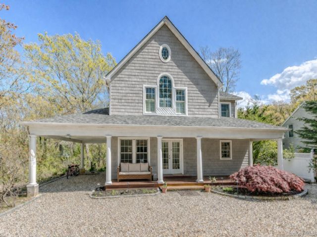  3 BR,  3.00 BTH &nbsp;Colonial style home in Setauket