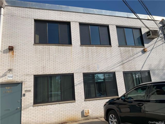 Studio,  0.00 BTH &nbsp;Commercial style home in Floral Park