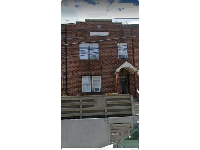  4 BR,  2.00 BTH &nbsp;House style home in Woodside