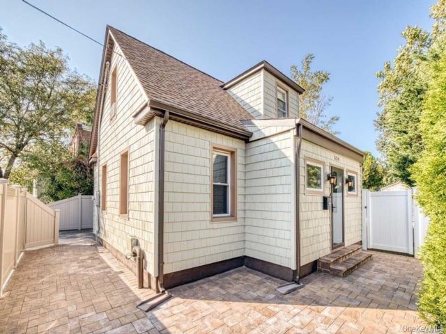  3 BR,  1.00 BTH &nbsp;Cape cod style home in Bethpage