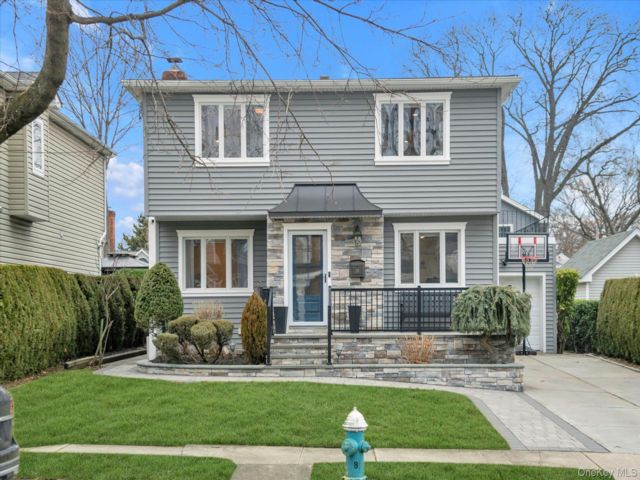  4 BR,  2.00 BTH &nbsp;Colonial style home in New Hyde Park