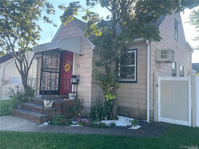  4 BR,  3.00 BTH &nbsp;Cape cod style home in Elmont