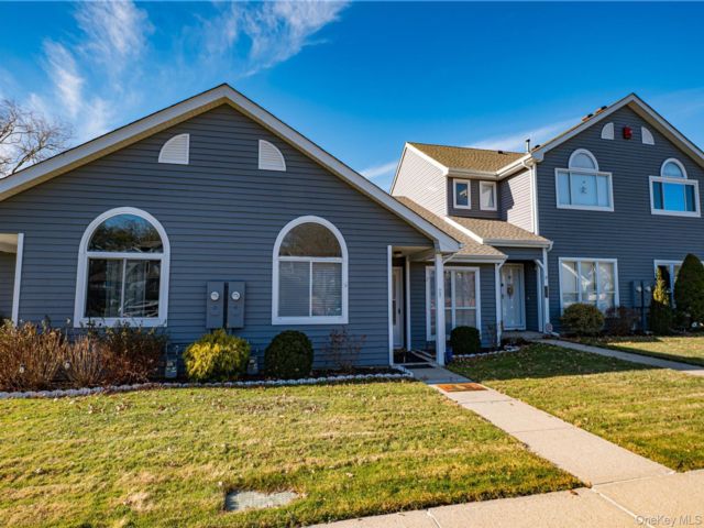  2 BR,  2.00 BTH &nbsp;Condo style home in Middle Island