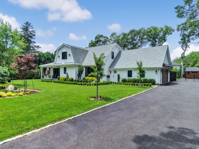  4 BR,  3.00 BTH &nbsp;Traditional style home in Westhampton Beach