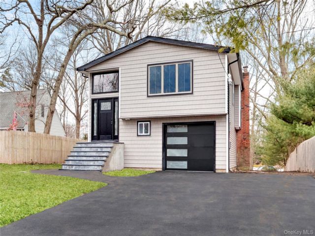  5 BR,  2.00 BTH &nbsp;Hi ranch style home in Shirley