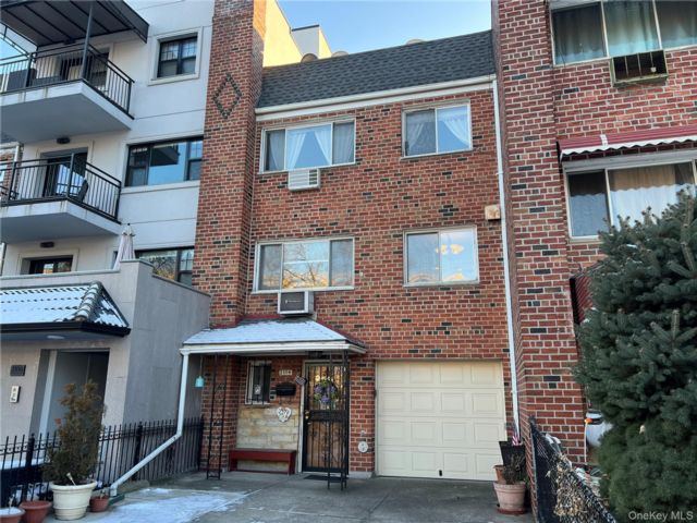  2 BR,  1.00 BTH &nbsp;Colonial style home in Astoria