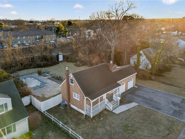  3 BR,  2.00 BTH &nbsp;Cape cod style home in Islip