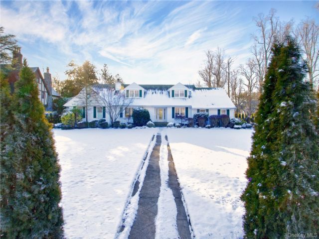  5 BR,  4.00 BTH &nbsp;Exp ranch style home in Garden City