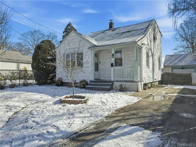  4 BR,  1.00 BTH &nbsp;Colonial style home in Bay Shore