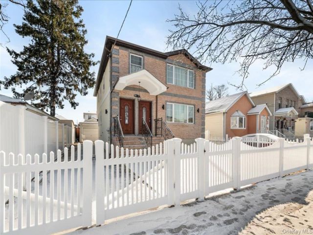  6 BR,  5.00 BTH &nbsp;Modern style home in Springfield Gardens