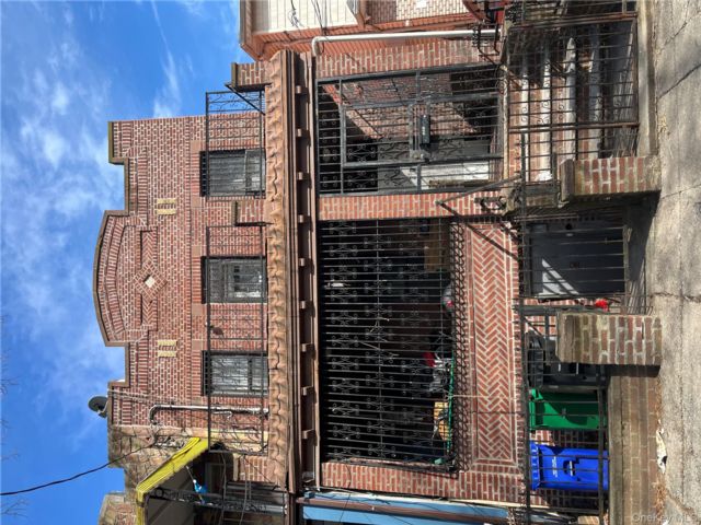  6 BR,  4.00 BTH &nbsp;House style home in Cypress Hills