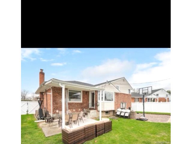  4 BR,  3.00 BTH &nbsp;Split level style home in Syosset