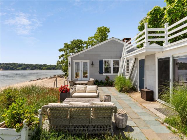  3 BR,  2.00 BTH &nbsp;Bungalow style home in Centre Island