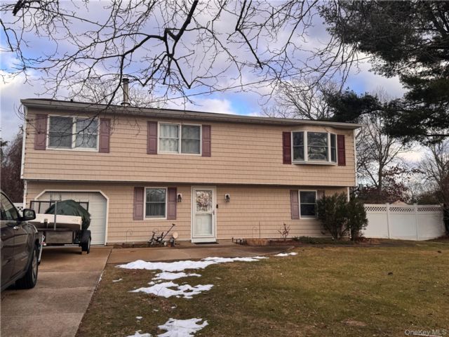  5 BR,  2.00 BTH &nbsp;Hi ranch style home in Central Islip