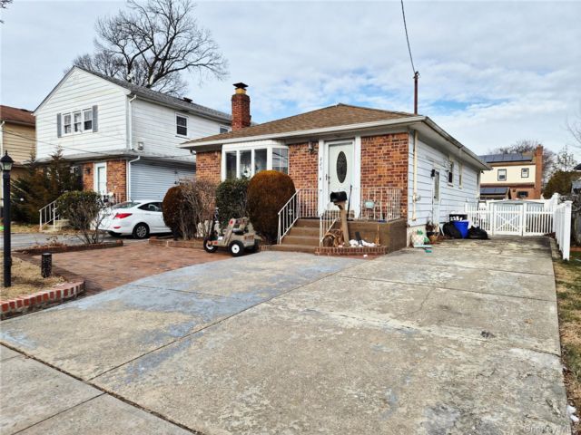  3 BR,  3.00 BTH &nbsp;Ranch style home in Valley Stream