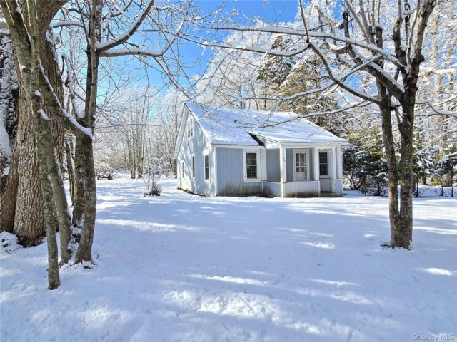  3 BR,  1.00 BTH &nbsp;Cape cod style home in Flanders