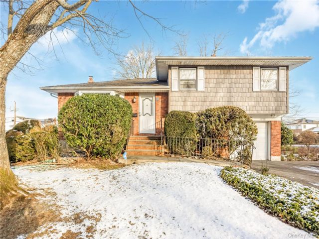 [Farmingdale Real Estate, listing number 7246608]