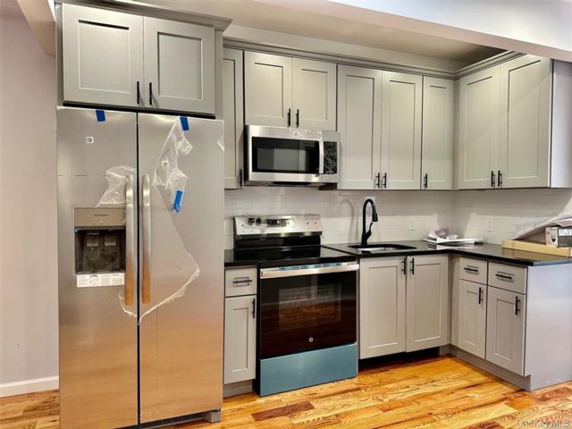  3 BR,  2.00 BTH &nbsp;Modern style home in Cypress Hills