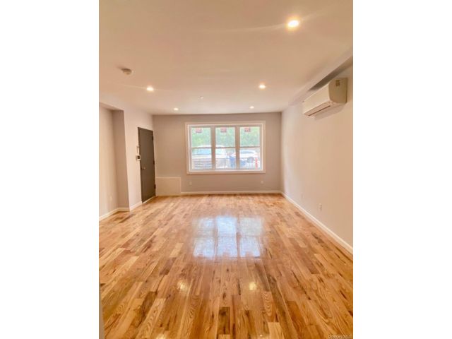  3 BR,  2.00 BTH &nbsp;Modern style home in Cypress Hills