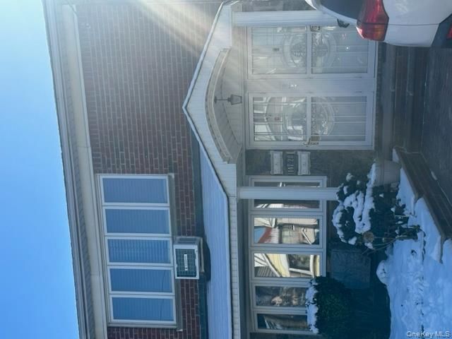  3 BR,  2.00 BTH &nbsp;Colonial style home in Whitestone