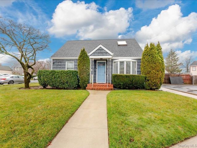  4 BR,  3.00 BTH &nbsp;Cape cod style home in Hicksville