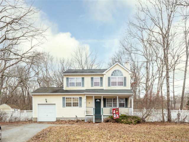  4 BR,  3.00 BTH &nbsp;Colonial style home in Mastic Beach