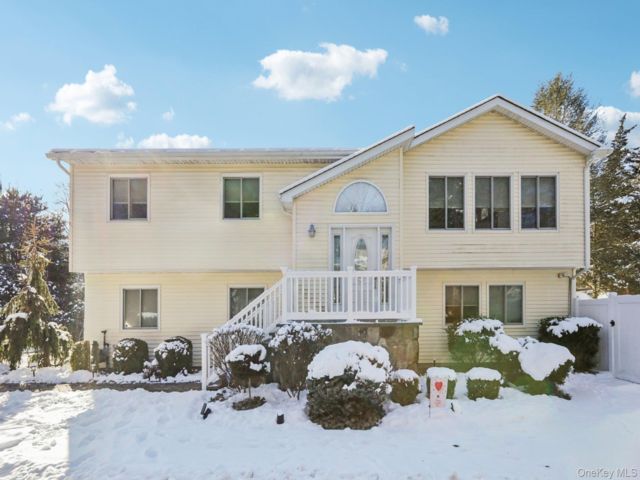  3 BR,  3.00 BTH &nbsp;Raised ranch style home in Tappan