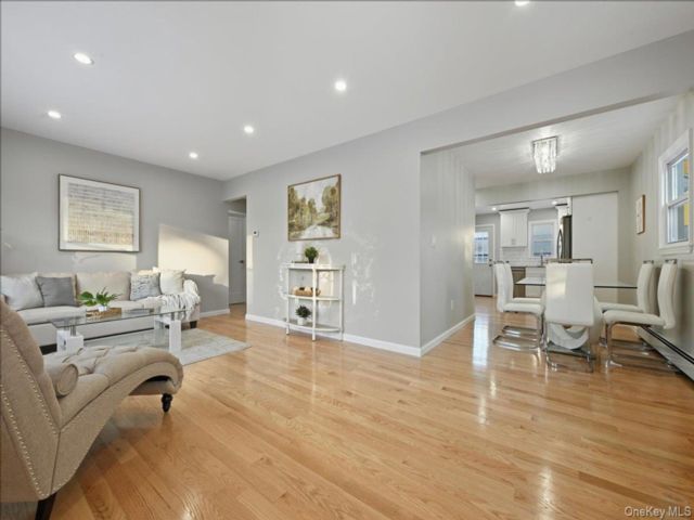  4 BR,  2.00 BTH &nbsp;Ranch style home in Hicksville