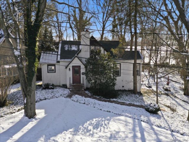  3 BR,  2.00 BTH &nbsp;Cape cod style home in Port Washington