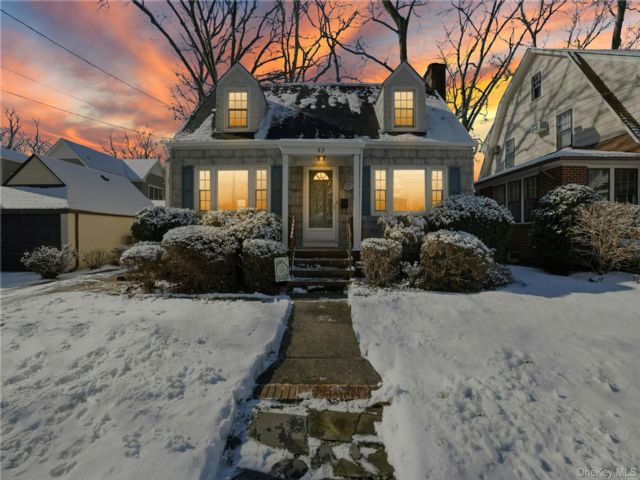  4 BR,  2.00 BTH &nbsp;Cape cod style home in Floral Park