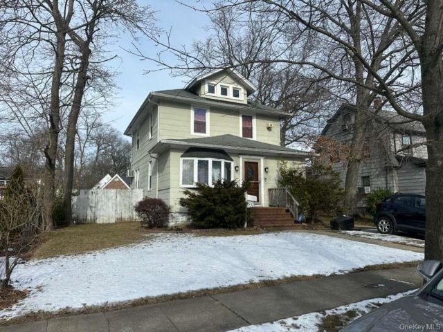  3 BR,  1.00 BTH &nbsp;Colonial style home in Freeport