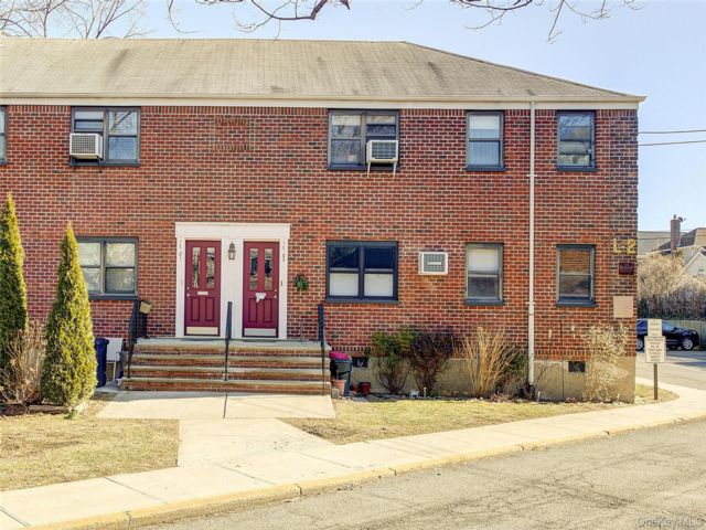  2 BR,  1.00 BTH &nbsp;Garden style home in Whitestone