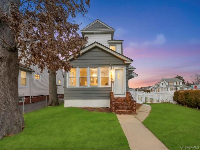  3 BR,  3.00 BTH &nbsp;Colonial style home in Valley Stream