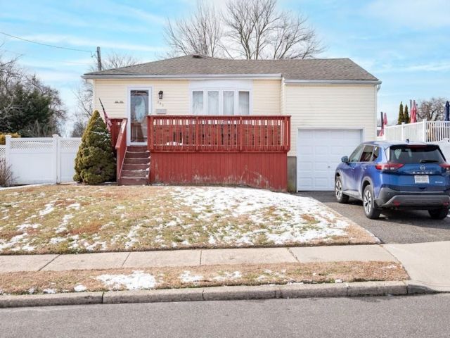  3 BR,  1.00 BTH &nbsp;Ranch style home in Lindenhurst