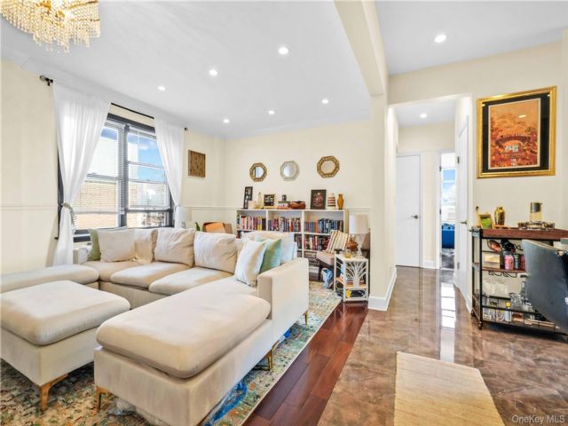  2 BR,  1.00 BTH &nbsp;Garden style home in East Elmhurst