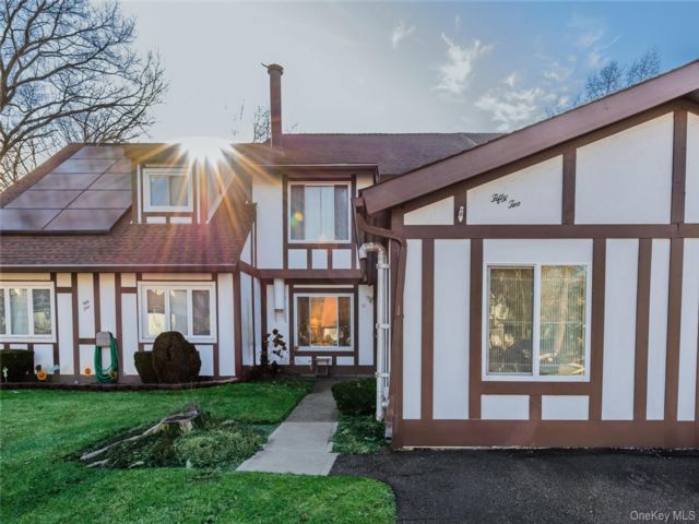  4 BR,  2.00 BTH &nbsp;House style home in Middle Island