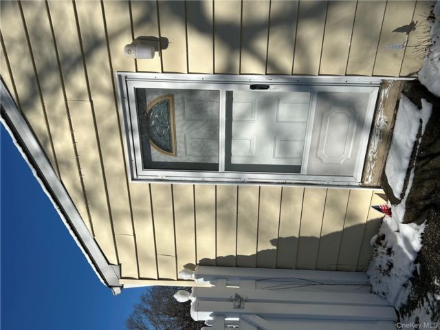  1 BR,  1.00 BTH &nbsp;Colonial style home in Coram