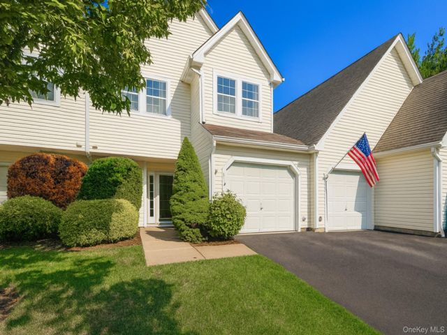  3 BR,  3.00 BTH &nbsp;Condo style home in East Setauket