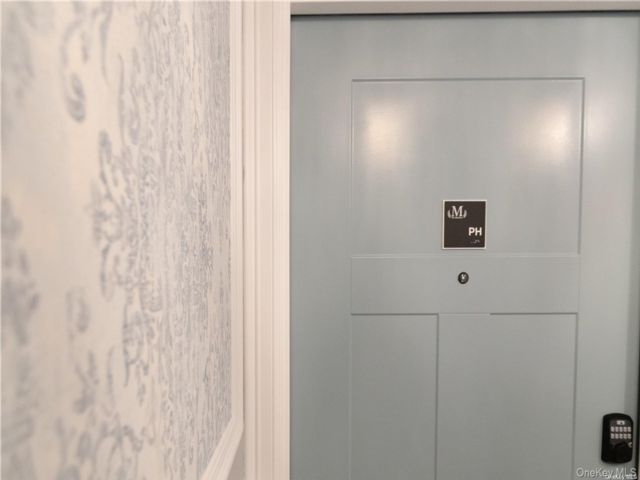  2 BR,  1.00 BTH &nbsp;Contemporary style home in Huntington Station