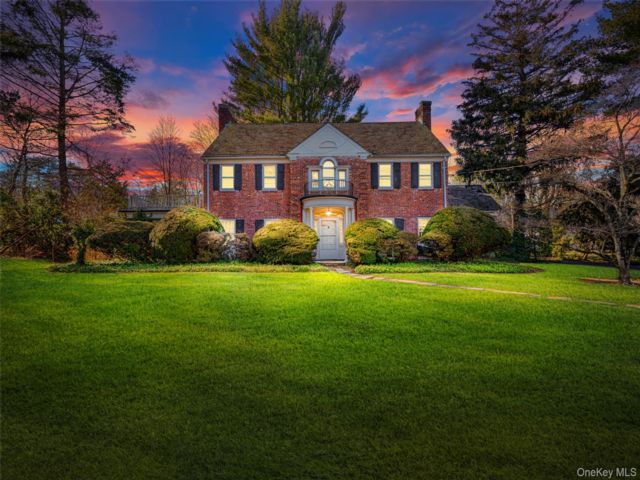  5 BR,  6.00 BTH &nbsp;Colonial style home in Great Neck