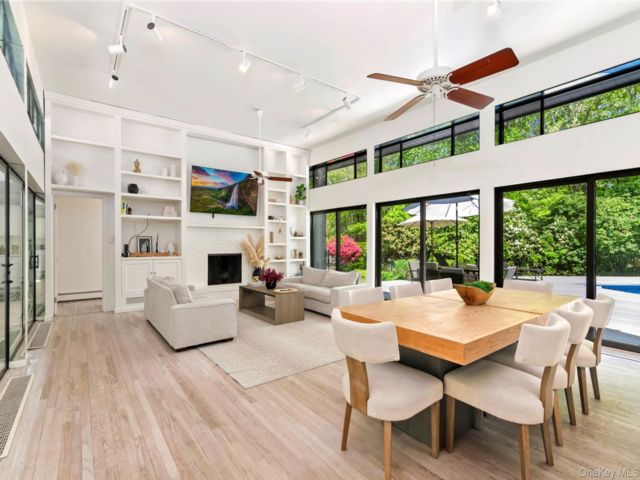  6 BR,  3.00 BTH &nbsp;Contemporary style home in Westhampton