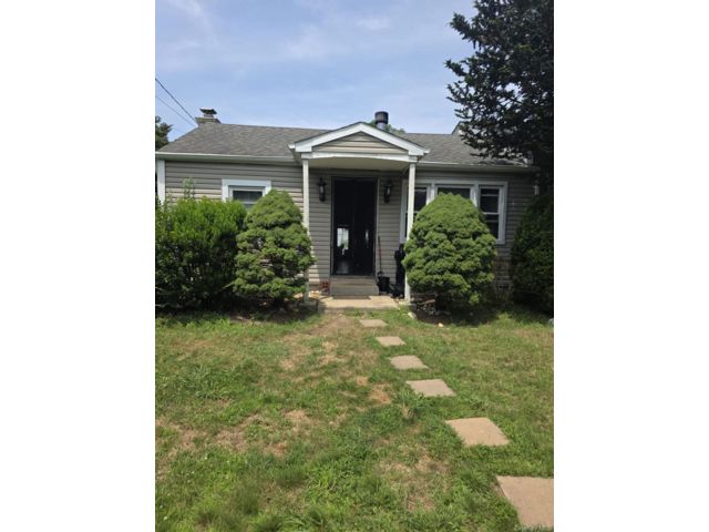  3 BR,  1.00 BTH &nbsp;Ranch style home in Dix Hills