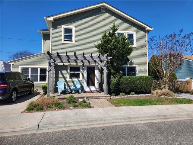  4 BR,  2.00 BTH &nbsp;Contemporary style home in Long Beach