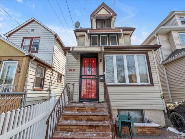  3 BR,  3.00 BTH &nbsp;Colonial style home in Jamaica