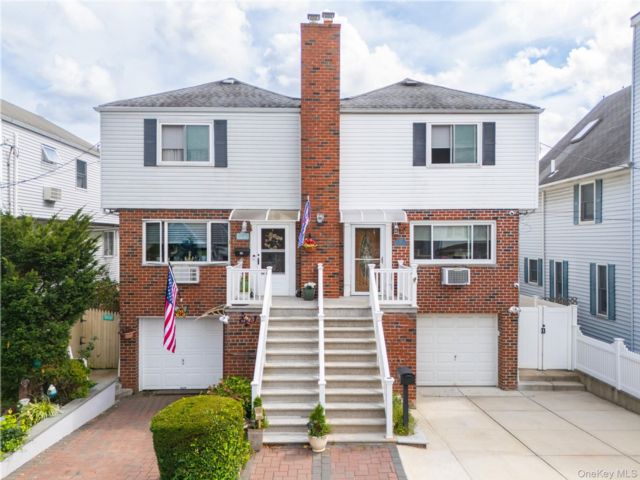  3 BR,  3.00 BTH &nbsp;Colonial style home in City Island