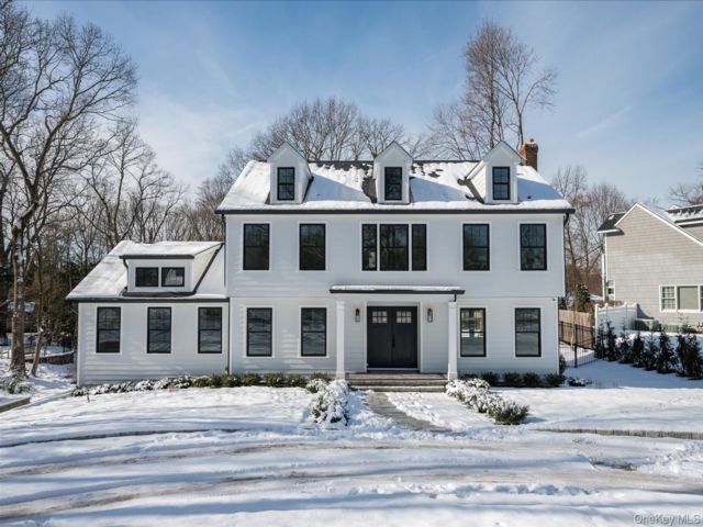  4 BR,  5.00 BTH &nbsp;Colonial style home in Cold Spring Harbor